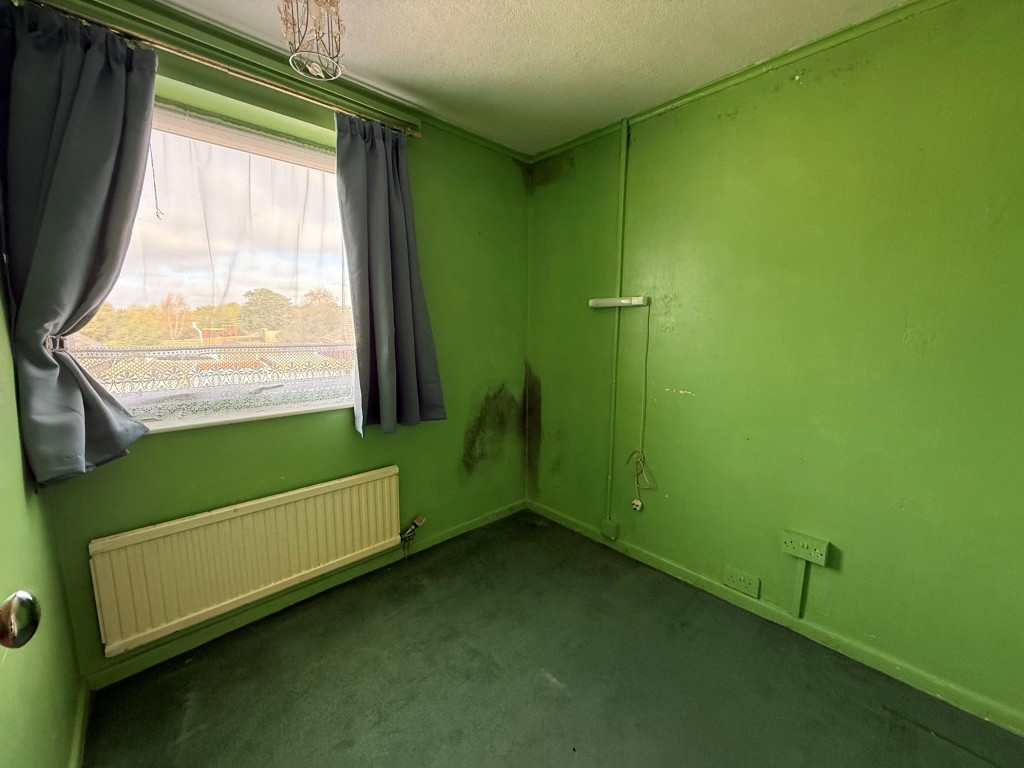 Lot: 163 - THREE-BEDROOM DETACHED HOUSE FOR IMPROVEMENT - Carpeted third single bedroom with window and radiator